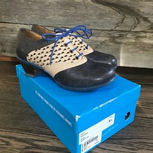 John Fluevog Promise Navy/Creme Size 8.5